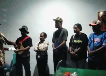 Pemuda Adat Byak Menyerahkan Dana Hasil Galang Sumbangan Terbuka Kepada Lembaga Adat Byak Kankain Karkara Byak