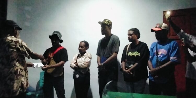 Pemuda Adat Byak Menyerahkan Dana Hasil Galang Sumbangan Terbuka Kepada Lembaga Adat Byak Kankain Karkara Byak