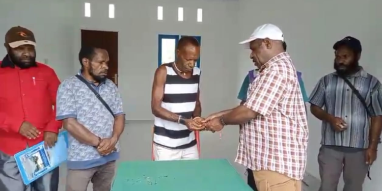 Pemkab Mamberamo Tengah Serahkan Bantuan Bengkel dan Ruko untuk Masyarakat Asli