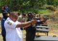 Bupati dan Wakil Bupati Supiori Ikuti Latihan Menembak Sebagai Upaya Sinergitas Antara Pemerintah dan Polri