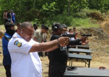 Bupati dan Wakil Bupati Supiori Ikuti Latihan Menembak Sebagai Upaya Sinergitas Antara Pemerintah dan Polri