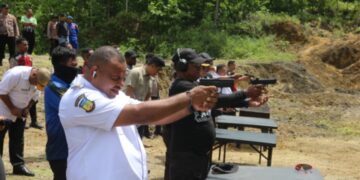 Bupati dan Wakil Bupati Supiori Ikuti Latihan Menembak Sebagai Upaya Sinergitas Antara Pemerintah dan Polri