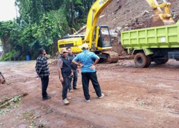 Longsor Akibat Hujan Deras, Akses Jalan Sulawesi Dok V Jayapura Ditutup Sementara, Dinas PUPR dan BSW Gerak Cepat