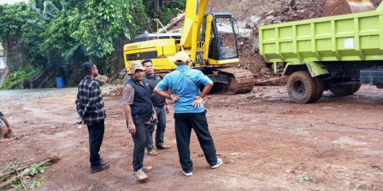 Longsor Akibat Hujan Deras, Akses Jalan Sulawesi Dok V Jayapura Ditutup Sementara, Dinas PUPR dan BSW Gerak Cepat
