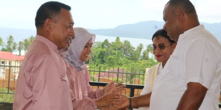 Bupati Supiori dan Istri Hadiri Open Hause di Kediaman Wakil Bupati, Skaligus Pertegas Komitmen Bersama Jaga Toleransi Membangun Supiori