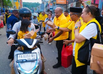 Cahaya Kasih di Bulan Ramadhan, Matius Fakhiri Turun Langsung Berbagi Takjil pada Sesama