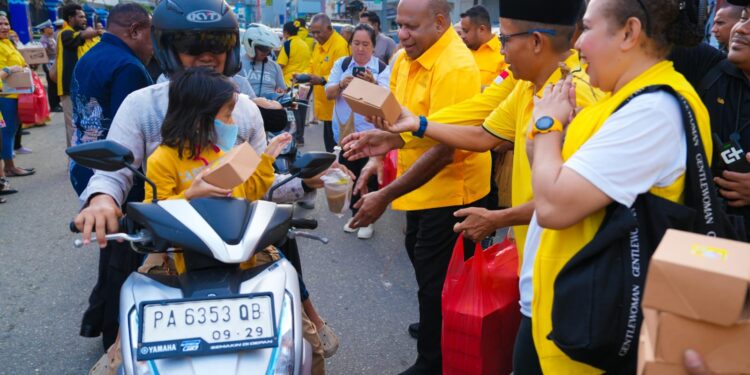 Cahaya Kasih di Bulan Ramadhan, Matius Fakhiri Turun Langsung Berbagi Takjil pada Sesama