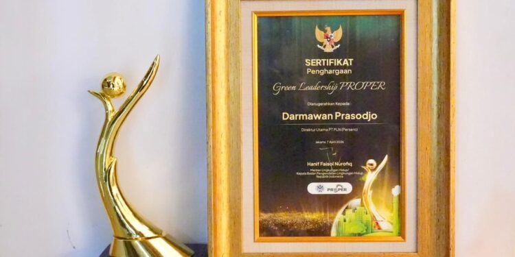 Dirut PLN Darmawan Prasodjo Raih Penghargaan Green Leadership, PLN Borong 11 PROPER Emas KLH 2025
