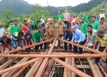 Bupati Supiori Heronimus Mansoben Hadir ditengah Warga Jemaat GKI Kanaan Wandos Menyaksikan Penaikan Kap Gereja
