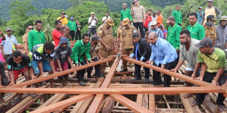 Bupati Supiori Heronimus Mansoben Hadir ditengah Warga Jemaat GKI Kanaan Wandos Menyaksikan Penaikan Kap Gereja