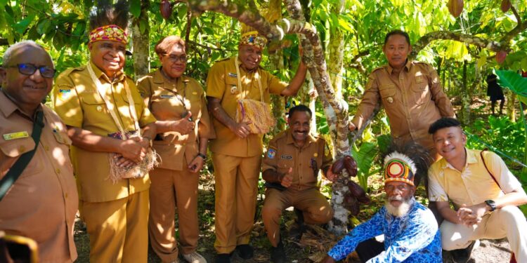 Gubernur Papua Matius Fakhiri Janjikan Dukungan Besar untuk Petani Kakao Yapen