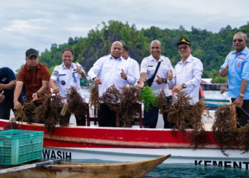 Kunker Gubernur Fakhiri di Kampung Sarawandori Yapen, Dorong Sentra Rumput Laut Hingga Siapkan Pabrik Pasar untuk Petani