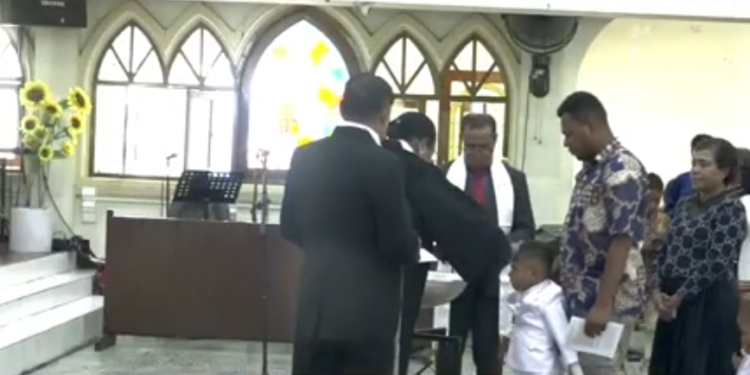 Pdt.Ester H.A.Wanda,M.Th Membaptis Tiga Bersaudara :  Bastian Yohanes Ramandey, Johan Pablo Ghaviria Aibini Ramandey dan Lionel Imanuel Tribarata A. Ramandey