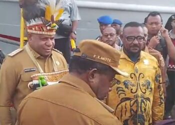 Pagi Ini Gubernur MDF dan Rombongan Tiba Waropen Disambut Bupati FX Mote dan Masyarakat