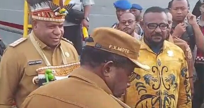 Pagi Ini Gubernur MDF dan Rombongan Tiba Waropen Disambut Bupati FX Mote dan Masyarakat