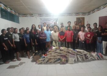 Anggota DPR Papua, Musa Sombuk Berbagi Kasih, Serahkan Bantuan Sembako di Asrama Biak