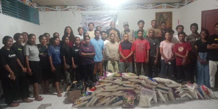 Anggota DPR Papua, Musa Sombuk Berbagi Kasih, Serahkan Bantuan Sembako di Asrama Biak