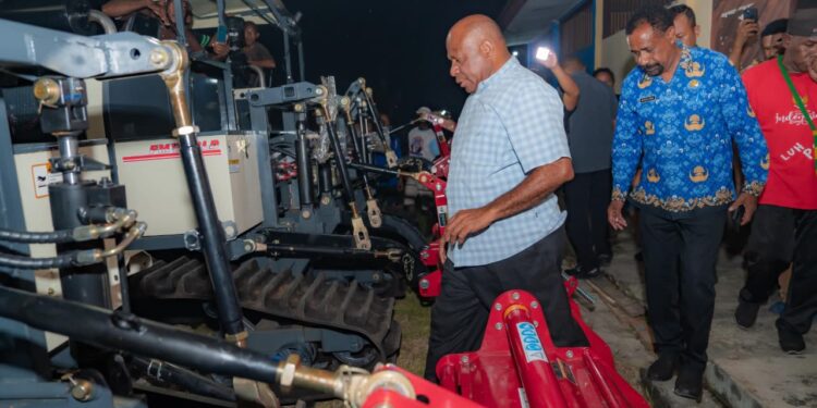 Gubernur Papua MDF Tinjau Gudang Alsintan di Sentani, Siapkan Percepatan Cetak Sawah dan Ketahanan Pangan