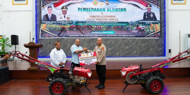 Gubernur Papua MDF Serahkan 14 Alsintan Bantuan Kementan ke Polda Papua, Dorong Polisi Kembangkan Pertanian