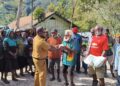 Kepala Distrik Soba Turun langsung Salurkan BLT Rp100 Juta dan Sembako untuk Masyarakat Enam Kampung di Yahukimo