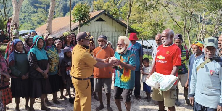 Kepala Distrik Soba Turun langsung Salurkan BLT Rp100 Juta dan Sembako untuk Masyarakat Enam Kampung di Yahukimo
