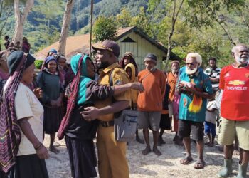 Masyarakat Menangis dan Terharu, Sambut Kedatangan Kepala Distrik Soba Bawa BLT dan Sembako untuk Warga