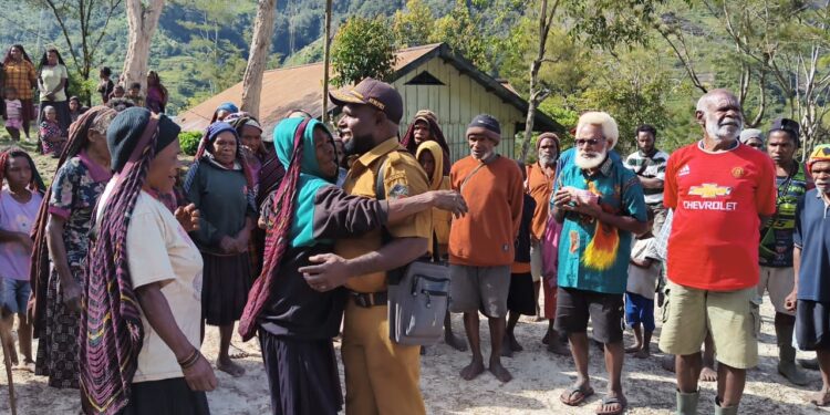 Masyarakat Menangis dan Terharu, Sambut Kedatangan Kepala Distrik Soba Bawa BLT dan Sembako untuk Warga