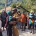 Masyarakat Menangis dan Terharu, Sambut Kedatangan Kepala Distrik Soba Bawa BLT dan Sembako untuk Warga