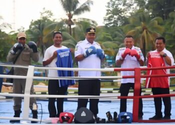 Pemkab Supiori Siap Gelar Turnamen Tinju HUT RI ke-80, Fasilitas Resmi Diserahkan