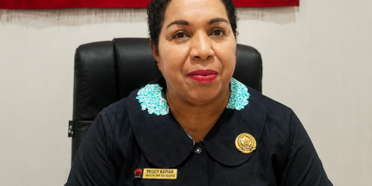 Kisah Inspiratif Peggy Kafiar : Dari Petugas Kebersihan Hingga Menjadi Anggota DPRK Biak Numfor