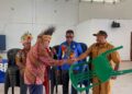 Bakti Sosial Penyerahan Kursi Oleh Stevanus Sarakan, Mananwir Bar Supiori, Perkuat Dukungan Pada Pendidikan di Kabupaten Supiori