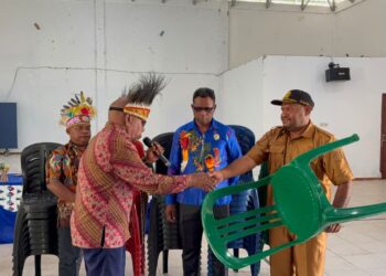 Bakti Sosial Penyerahan Kursi Oleh Stevanus Sarakan, Mananwir Bar Supiori, Perkuat Dukungan Pada Pendidikan di Kabupaten Supiori
