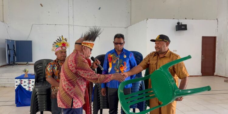Bakti Sosial Penyerahan Kursi Oleh Stevanus Sarakan, Mananwir Bar Supiori, Perkuat Dukungan Pada Pendidikan di Kabupaten Supiori