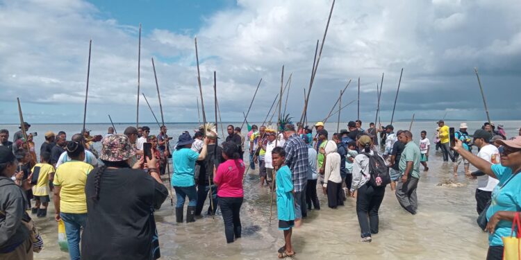 Festival Biak Munara Wampasi, Ribuan Warga Antusias Ikuti Tradisi Snap Mor di Kampung Mnuwar