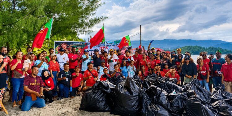 Wakil Wali Kota Jayapura Apresiasi, Fans Portugal Jayapura Papua, Peduli Lingkungan Gelar Aksi Bersih Pantai Holtekam