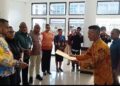 Tokoh Adat Saireri Serahkan Naskah Deklarasi DOB Papua Utara ke DPRP