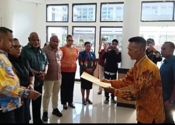 Tokoh Adat Saireri Serahkan Naskah Deklarasi DOB Papua Utara ke DPRP
