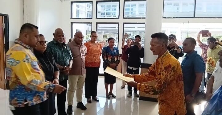 Tokoh Adat Saireri Serahkan Naskah Deklarasi DOB Papua Utara ke DPRP