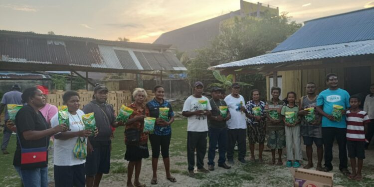Peringati Hari Tani Nasional, Esau Baab Dan Dewan Adat Supiori Bagikan Sembako dan Bibit Kangkung