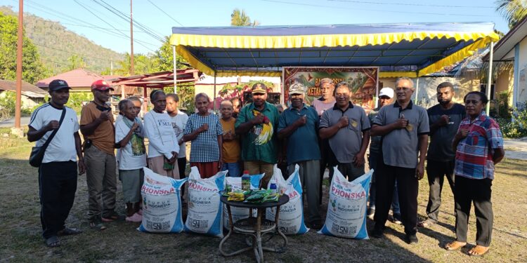 Nehemia Ronsumbre Salurkan Bantuan Pertanian bagi Warga Swapodibo Biak
