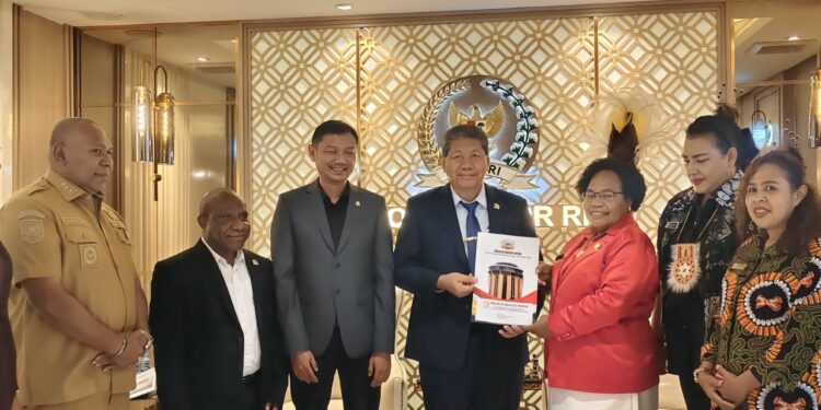 MRP Serahkan Dokumen Persetujuan Pemekaran Provinsi Papua Utara ke DPR RI