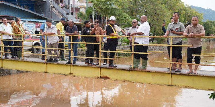 Gubernur MDF Tinjau Titik Banjir, Siapkan Normalisasi Kali Acai dan Penanganan Banjir di Jayapura